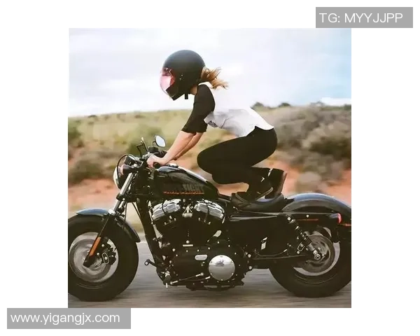 足球明星骑摩托车展现激情与速度引领年轻人追逐梦想 足球明星骑摩托车展现激情与速度引领年轻人追逐梦想